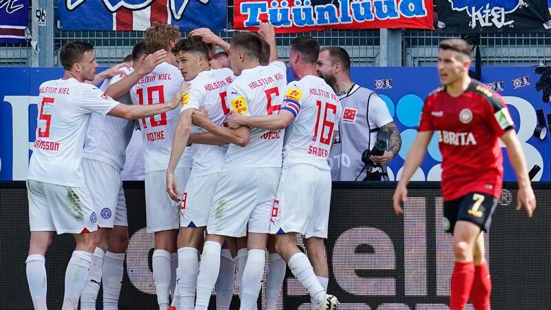 Sieg in Wiesbaden: Kiel vor erstem Bundesliga-Aufstieg Mit dem Auswärtssieg in Wiesbaden machte Kiel den nächsten großen Schritt Richtung Aufstieg.