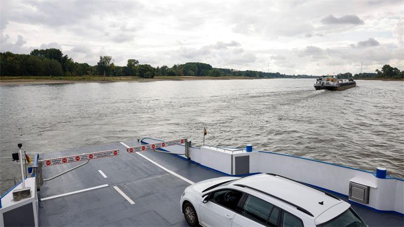 Mit dem Auto auf der Fähre von Zons nach Düsseldorf: Seit Samstag geht das wieder. 