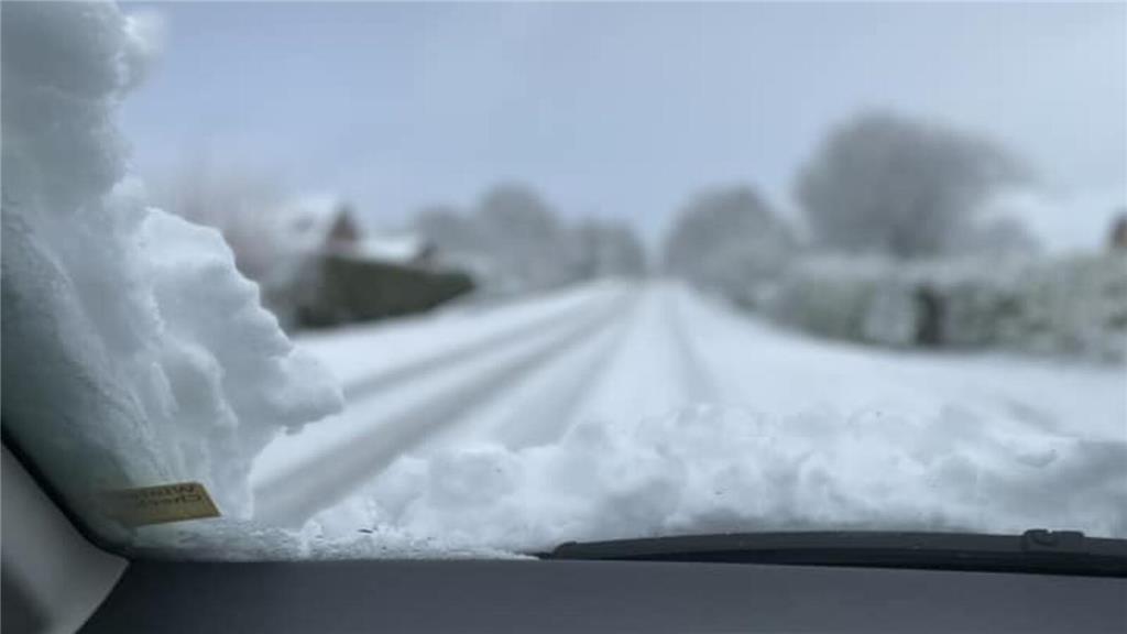 Mit dem Auto fuhr Cornelia Riemann durch eine Winterlandschaft - und hat diesen ...