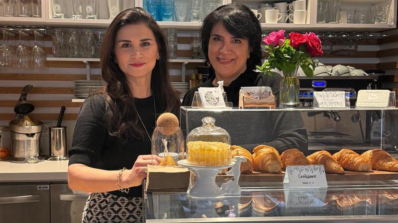 Mit dem Baham Café im Buxtehude Museum haben Hamta Kuhzarani (rechts) und Bahareh Markert ihren gemeinsamen Traum in die Realität umgesetzt.