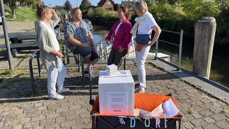 Mit dem Bollerwagen zogen Anne Rosenfeld, Nikolai Müller, Sonja Zinke und Ulrike Mohr durch die Ortschaften und sammelten Ideen für eine zukünftige Dorfregion aus Steinkirchen, Grünendeich und Hollern-Twielenfleth - auch am Hafen in Steinkirchen.