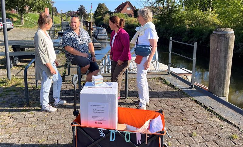 Land sagt Ja zur Dorfregion „Um die Lühe“ Mit dem Bollerwagen zogen Anne Rosenfeld, Nikolai Müller, Sonja Zinke und Ulrike Mohr durch die Ortschaften und sammelten Ideen für die Dorfregion „Um die Lühe“ aus Steinkirchen, Grünendeich und Hollern-Twielenfleth - auch am Hafen in Steinkirchen.