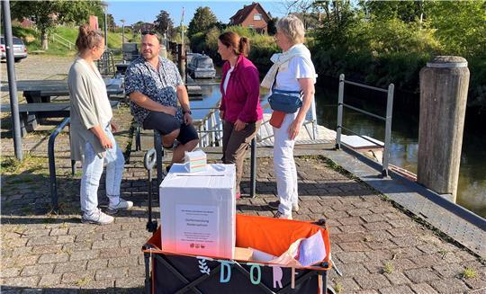 Mit dem Bollerwagen zogen Anne Rosenfeld, Nikolai Müller, Sonja Zinke und Ulrike Mohr durch die Ortschaften und sammelten Ideen für die Dorfregion „Um die Lühe“ aus Steinkirchen, Grünendeich und Hollern-Twielenfleth - auch am Hafen in Steinkirchen.