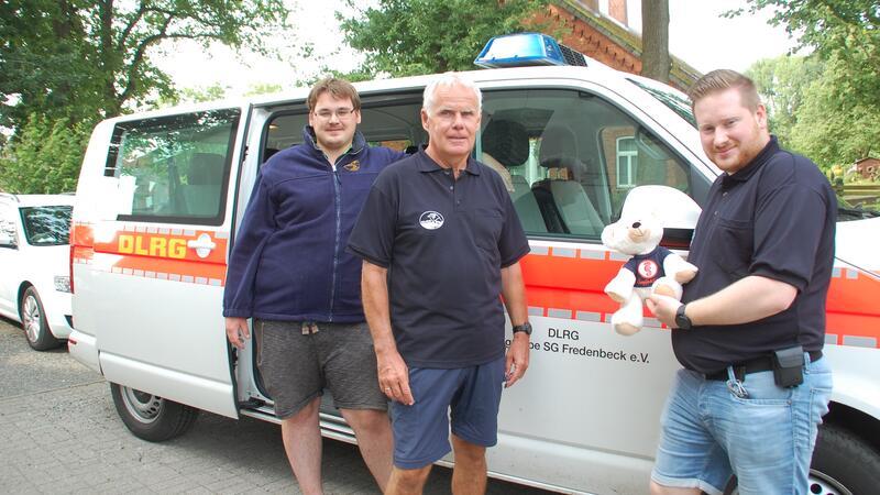 Mit dem Bus fahren die Ausbilder die Kinder zu den Schwimmkursen: Mike Böckel, Ralf Siebert und Joshua Eckstein (von links) von der DLRG-Ortsgruppe Fredenbeck.