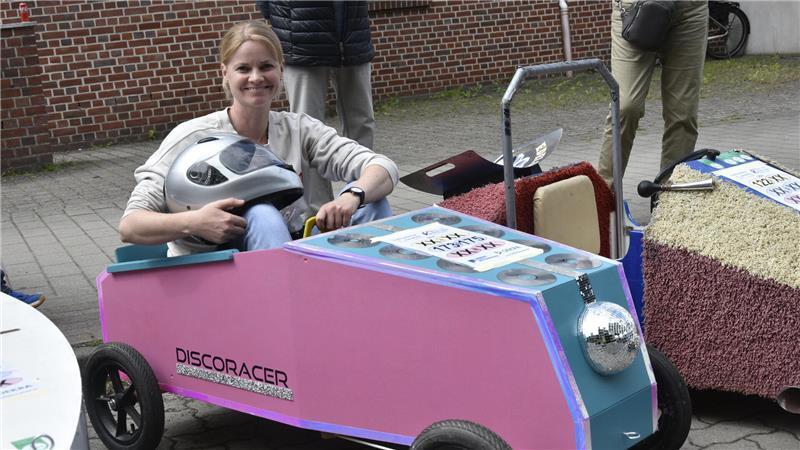 Disco auf Rädern: Diese verrückten Seifenkisten schossen durch Harsefeld Mit dem Discoracer an den Start: Diana Michaelis aus Himmelpforten.