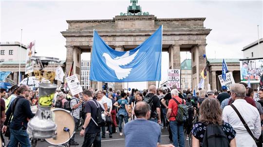 Mit dem Ende der Corona-Pandemie fiel ein wichtiges Thema der sogenannten Querdenker-Szene weg. (Archivbild)