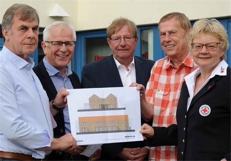 Mit dem Entwurf des DRK-Hauses in Steinkirchen: Vizepräsident der DRK-Kreisverbandes Rolf Riggers, Architekt Prof. Dr. Georg Klaus, Geschäftsführer Klaus-Dietmar Otto sowie die Ortsvorsitzenden Henry Meyer (Steinkirchen) und Dr. Maren Köste