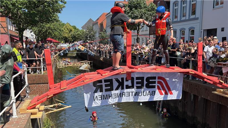 Mit dem Ereignis Sommerbrücken macht die Hochschule 21 die Öffentlichkeit auf sich aufmerksam: Vor großem Publikum in der Buxtehuder Altstadt testen Studierende die Belastbarkeit der von ihnen errichteten Brücken.