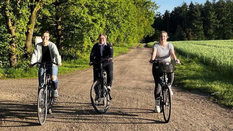Mit dem Fahrrad durch die Felder und auf die Höfe: Bei der Tour de Flur gibt es spannende Entdeckungen, schöne Picknickplätze und auf Wunsch auch Hofbesichtigungen.