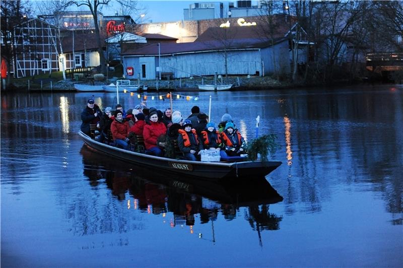 Mit dem Fleetkahn kann man die Wallanlagen vom Wasser aus näher kennenlernen.