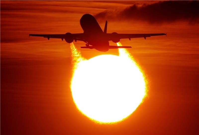 Mit dem Flieger in den Süden, der Sonne entgegen : In Zeiten der Klimakrise ist das in der Diskussion. Foto: dpa