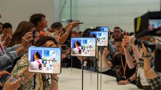 Mit dem Format des iPhone Duo sollen Nutzer Apple zufolge besser von dem größeren inneren Display profitieren als bei Modellen der Konkurrenz.