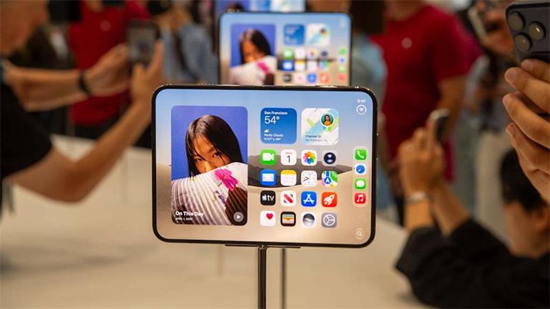 Neuer Apple-Chef setzt Akzente mit erstem Falt-iPhone und KI Mit dem Format des iPhone Duo sollen Nutzer Apple zufolge besser von dem größeren inneren Display profitieren als bei Modellen der Konkurrenz.