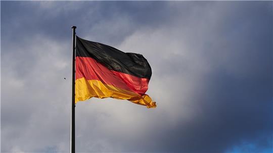 Mit dem Gemeinschaftsgefühl zwischen Ost- und Westdeutschland geht es einer Umfrage nach wieder abwärts. (Archivbild)