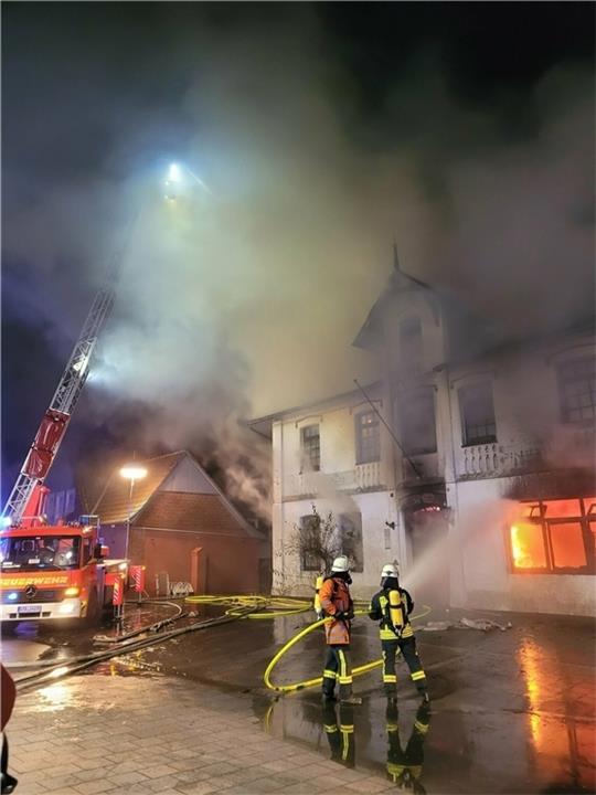 Mit dem Großfeuer im Kehdinger Hof begann das Jahr 2022 für die Nordkehdinger Feuerwehr. Foto: Polizei