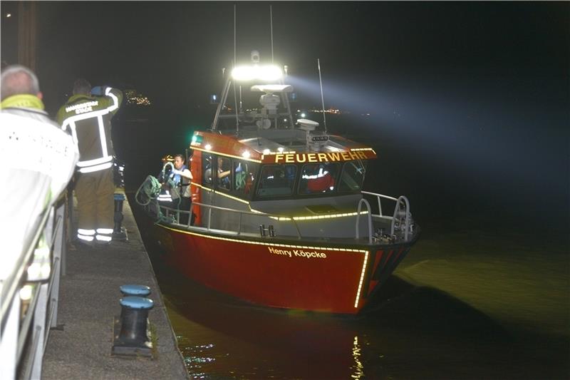 Großeinsatz auf der Elbe: Arbeiter von Baggerschiff gerettet Mit dem Hilfeleistungslöschboot Henry Köpcke der Stader Feuerwehr wird der verletzte Arbeiter nach Stadersand gebracht. Foto: Beneke