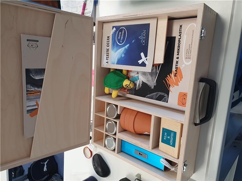 Mit dem Koffer „EmergenSEA Kit“ können Klassen Versuche rund um die Themen Müll, Nachhaltigkeit und Ressourcenschutz durchführen. Foto Landkreis Stade