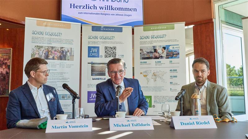 Mit dem Kongress wollen die Zeugen Jehovas ein trauriges Kapitel schließen, sagt der Sprecher von Jehovas Zeugen Norddeutschland, Michael Tsifidaris, mit Blick auf den Amoklauf in einem Hamburger Gemeindesaal im März 2023.