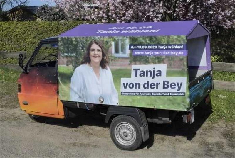 Mit dem Kutlfahrzeug, eine italienische Ape, geht Tanja von der Bey auf Gesprächstour.