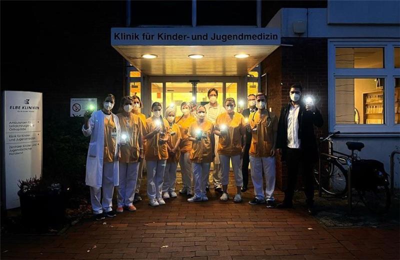 Mit dem Licht ihrer Handykamera demonstrierten Mitarbeiter der Kinderklinik in Stade vor dem Eingang. Foto: Elbe Kliniken/Instagram