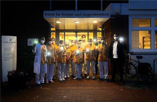 Mit dem Licht ihrer Handykamera demonstrierten Mitarbeiter der Kinderklinik in Stade vor dem Eingang. Foto: Elbe Kliniken/Instagram