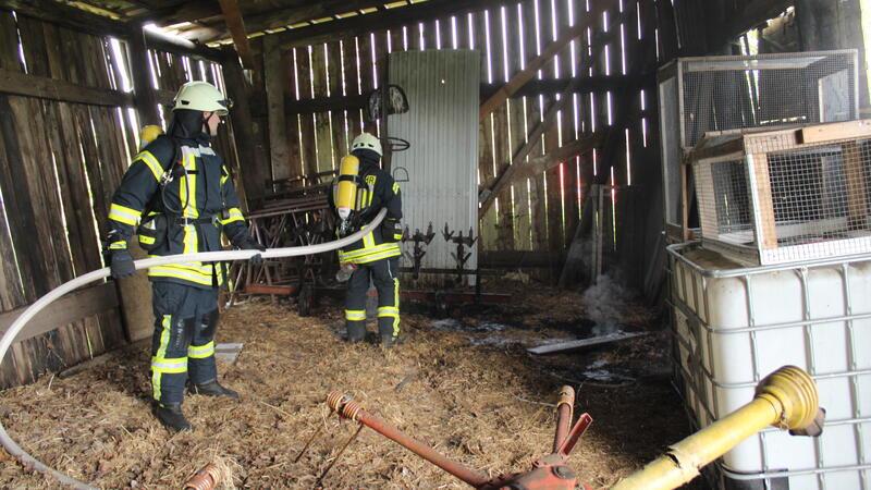Feuerwehr verhindert Scheunenbrand in Bargstedt Mit dem Löschmittelzusatz F500 konnte die Feuerwehr die Glut schnell löschen.