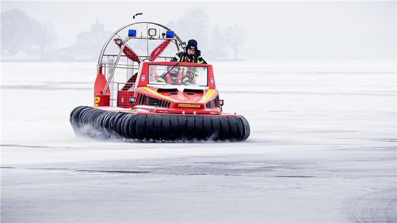 Mit dem Luftkissenboot übt die Feuerwehr auf dem Steinhuder Meer.