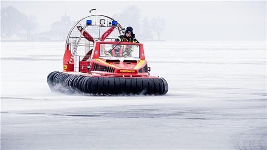 Mit dem Luftkissenboot übt die Feuerwehr auf dem Steinhuder Meer.