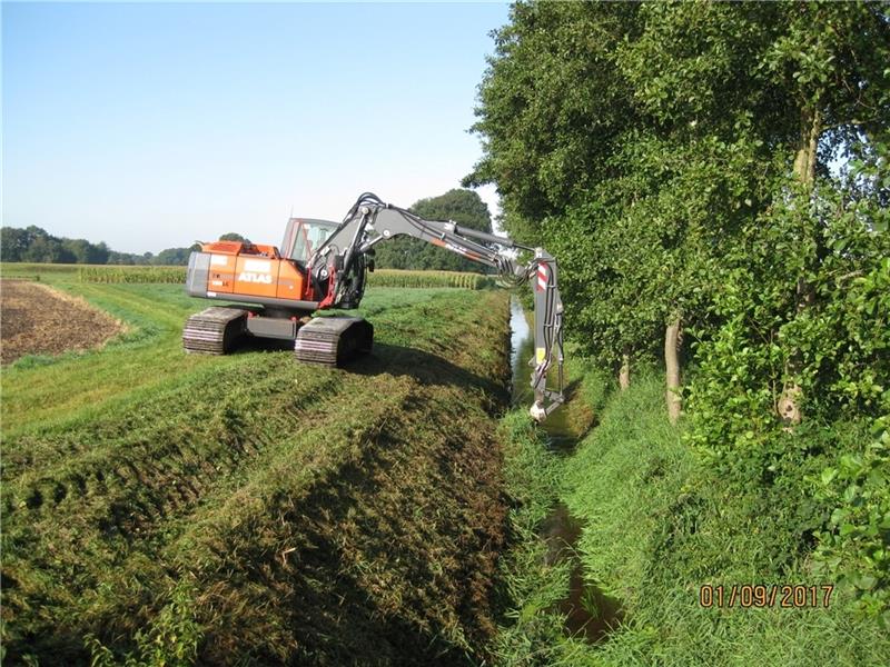 Mit dem Mähkorbbagger räumt das vom Verband beauftragte Lohnunternehmen die Ufer der Aue. Foto: Unterhaltungsverband