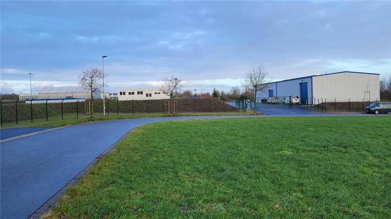Gefährden Industrieunternehmen Festivalflächen beim Deichbrand? Mit dem Münchener Unternehmen INTEC Industrie-Technik GmbH & Co. KG wird im Industriegebiet Wanhöden bereits ein Aviation Support Center mit gut 30 Mitarbeitern für die industriell-logistische Betreuung des Seefernaufklärers Boeing P-8A Poseidon aufgebaut.
