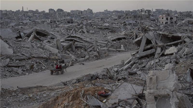 Mit dem Pferdewagen durch die Trümmer von Gaza