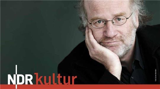 Mit dem Plakat wirbt NDR Kultur für die Lesung mit Autor Frank Schulz in der Seminarturnhalle in Stade.