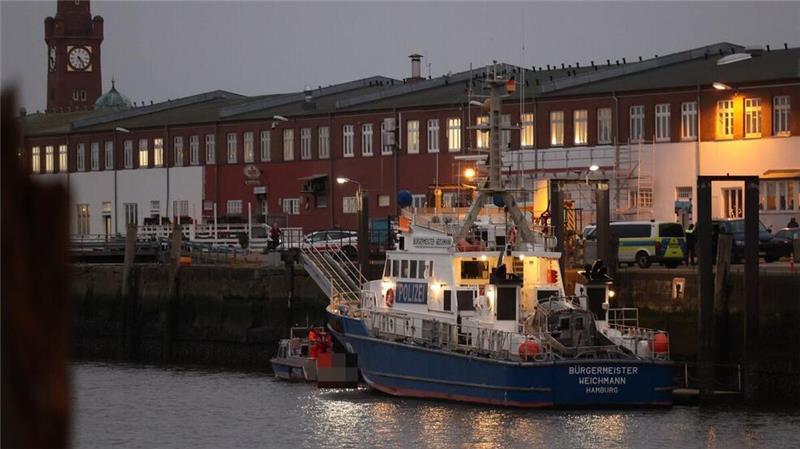 Mit dem Polizeiboot (links neben dem Polizeischiff "Bürgermeister Weichmann") wurde die Leiche am Mittwochnachmittag an Land gebracht.