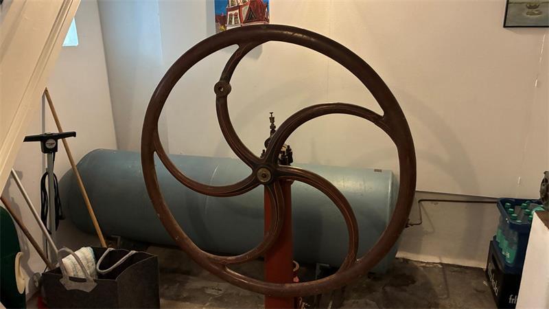 Altes Land: Historischer Leuchtturm in Jork-Lühe steht zum Verkauf Mit dem Rad konnte der Leuchtturmwärter die Technik im Notfall weiterbetreiben. Dahinter: Der Kompressor, der den Quecksilber-Motor im Laternenhaus per Druckluft antrieb.