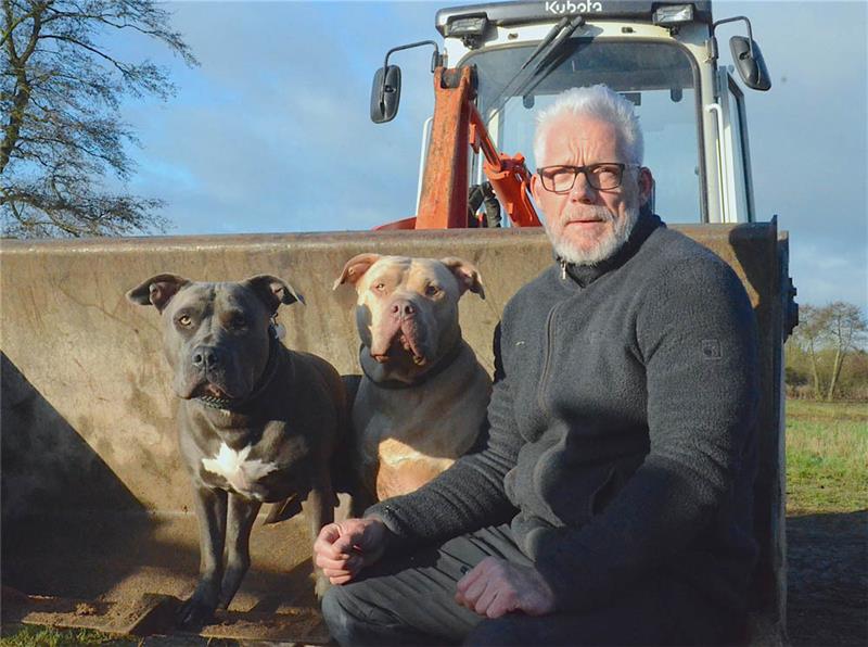 Mit dem Radlader der eigenen Firma für den Verein im Einsatz: Uilke Eppinga mit seinen Hunden. Foto: Fehlbus