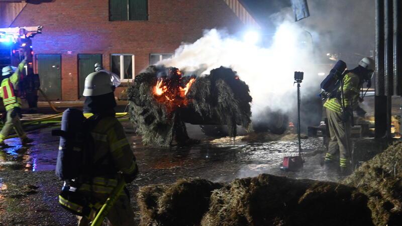 Mit dem Radlader holten die Feuerwehrleute die Strohballen zum Ablöschen aus der Scheune.