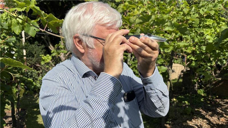 Weinreben mitten in der Stadt: Stader Hobbywinzer stellen edle Tropfen her Mit dem Refraktometer kann Ernst-August Heinemeyer den Reifegrad der Beere optisch bestimmen.