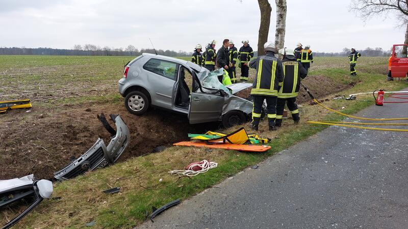 19-Jährige aus Auto geschleudert – Unter Wrack eingeklemmt Mit dem Rettungsflieger musste die 19-Jährige ins Krankenhaus gebracht werden.