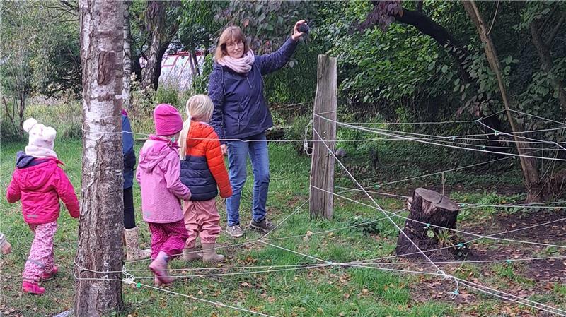 Mit dem Riesenspinnennetz erleben Kinder der Kita Ringstedt die Natur aus einer anderen Perspektive