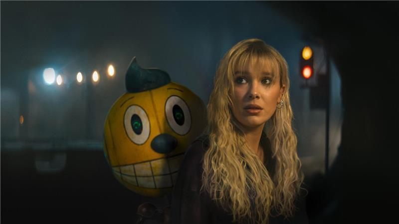 Von Maschinen und Menschen: „The Electric State“ bei Netflix Mit dem Roboter Cosmo begibt sich Michelle (Millie Bobby Brown) auf eine gefährliche Suche nach ihrem totgeglaubten Bruder.