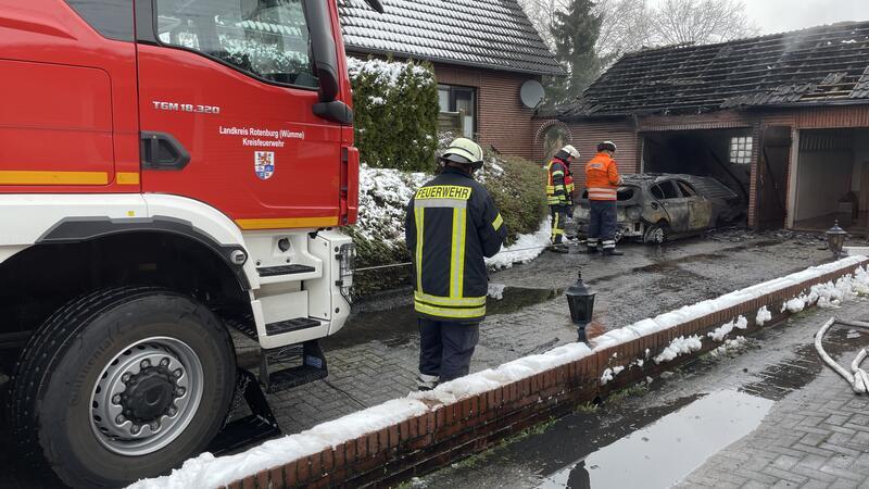 Mit dem Rüstwagen musste das Fahrzeug aus der Garage gezogen werden