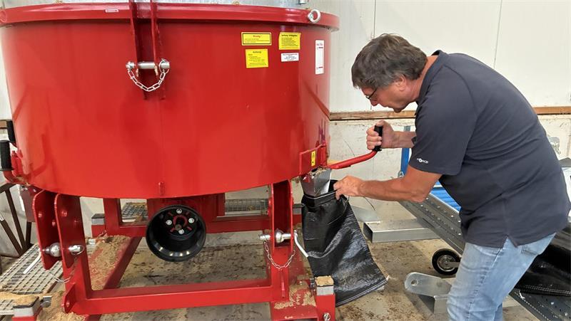 Vor Sturmflut-Saison im Alten Land: Helfer schwitzen in der Sandsack-Kette Mit dem Sandking können 4600 Sandsäcke in der Stunde gefüllt werden.