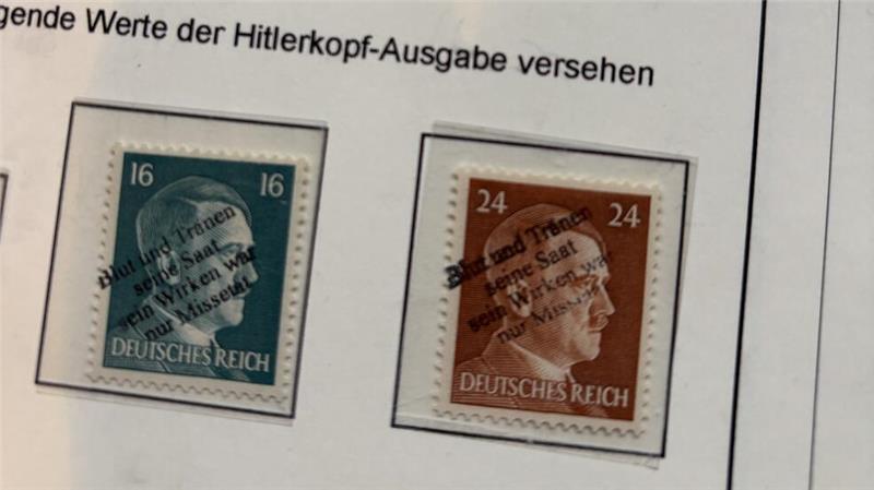 Mit dem Satz "Blut und Tränen seine Saat sein Wirken war nur Missetat" wurden diese Briefmarken mit Hitlers Konterfei nach Ende des Zweiten Weltkrieges überdruckt und weiter verwendet.