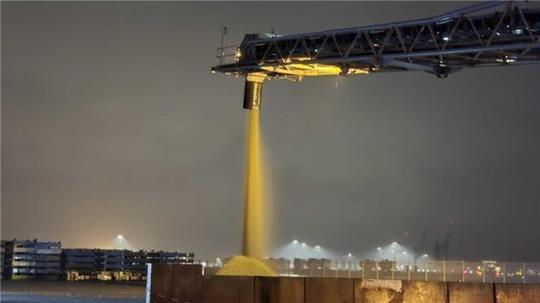 Mit dem Schüttgut-Förderband können bis zu 3000 Tonnen Material pro Stunde an die Pier befördert werden.