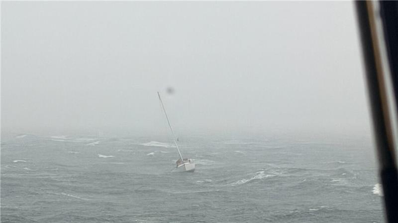 Mit dem Seenotrettungskreuzer "Hermann Marwede" der DGzRS sind die Seenotretter in einem Wintersturm im Einsatz für einen Segler in Lebensgefahr. 