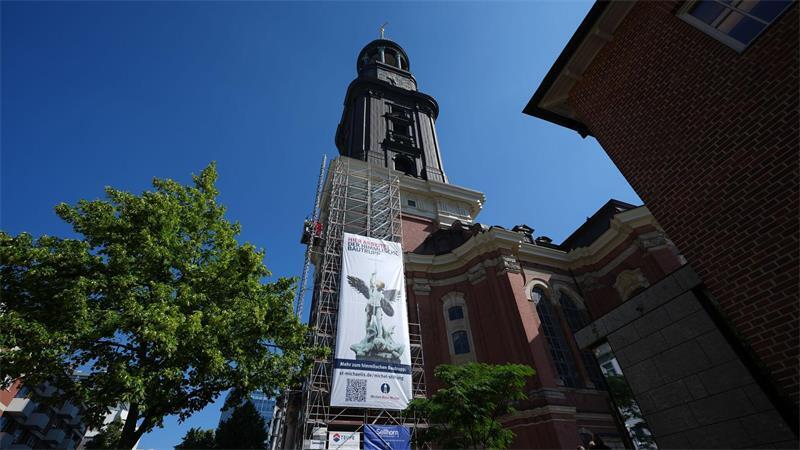 Mit dem Spruchband „Hier arbeitet der Himmlische Bautrupp“ will die Stiftung St. Michaelis den Spendern für ihren Beitrag zur Sanierung danken.