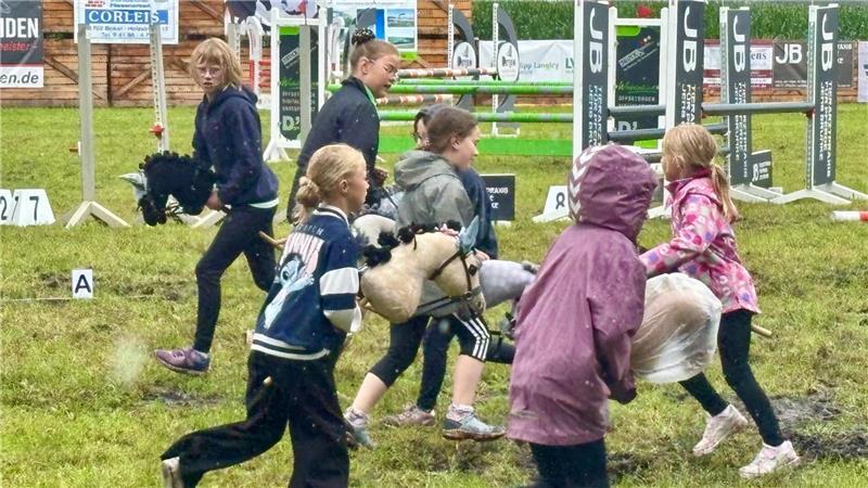 Mit dem Steckenpferd über den Rasen beim RFV Bokel: In der Quadrille als Schaubild sind Regenjacken und Plastiktüten erlaubt.
