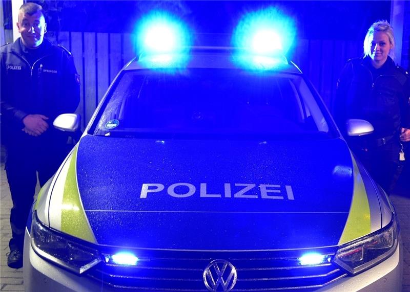 24-Stunden-Reportage: Im Einsatz mit Schwinge 10-25 Mit dem Streifenwagen sind die Kommissare Marcus Springer und Jana Martin unterwegs. Fotos: Beneke