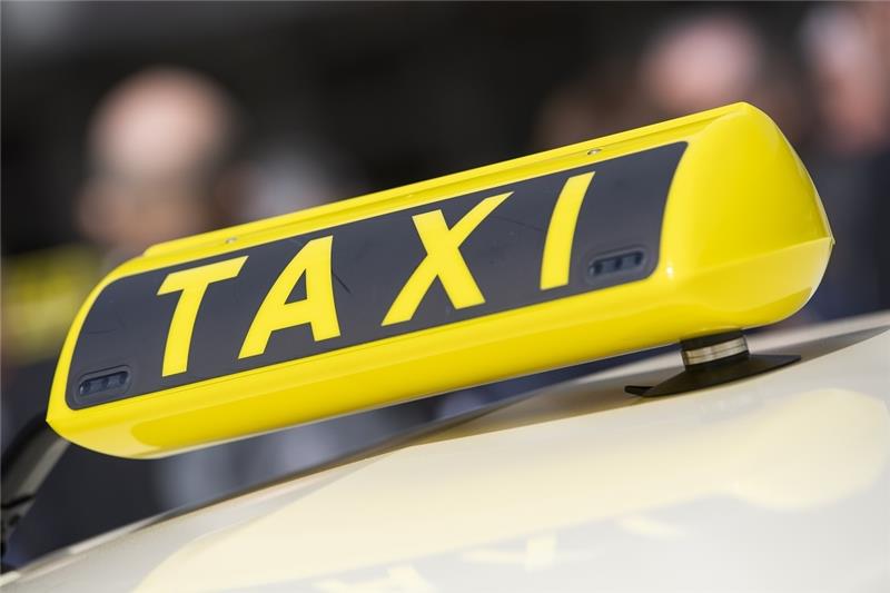 Mit dem Taxi zu fahren, könnte im Kreis Stade bald deutlich teurer werden. 2015 wurden die Tarife letztmals angehoben. Foto: dpa-Bildfunk