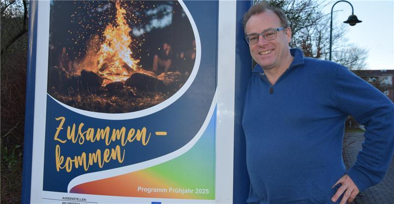 Mit dem Thema Zusammenkommen setzt sich die VHS Buxtehude im Frühjahrssemester 2025 auseinander. Am Lagerfeuer will VHS-Leiter Dr. Dirk Pohl Menschen ins Gespräch bringen.